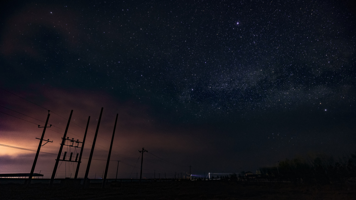 光污染为照片增添了一抹红晕