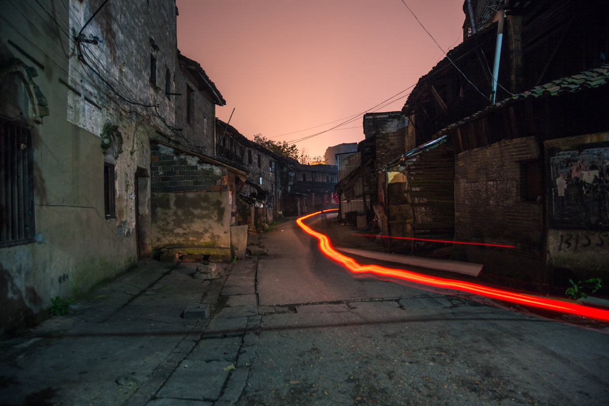 21:24:12地点 江西抚州文昌里老城区 夜晚静悄悄的老城区的街道,偶尔