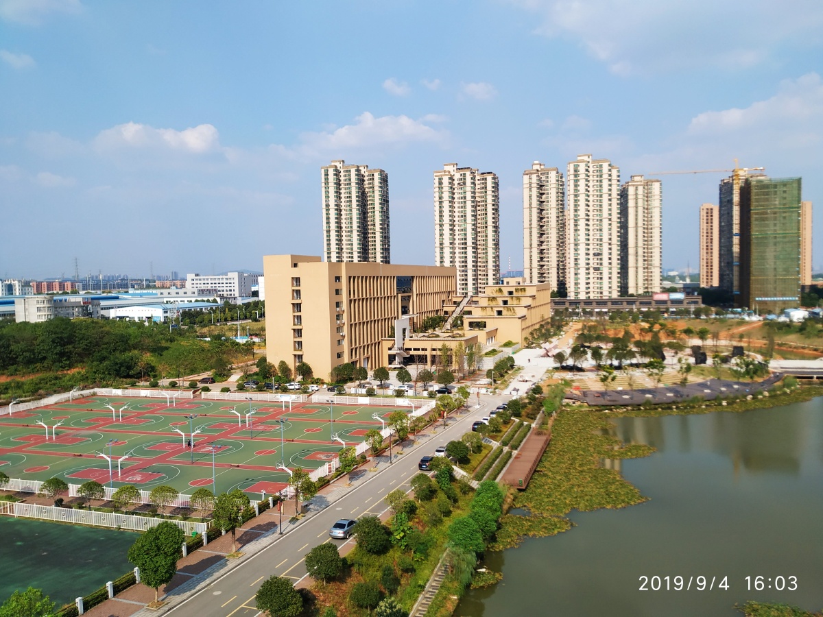 开学季,湘潭湖南城建学院欢迎新生!