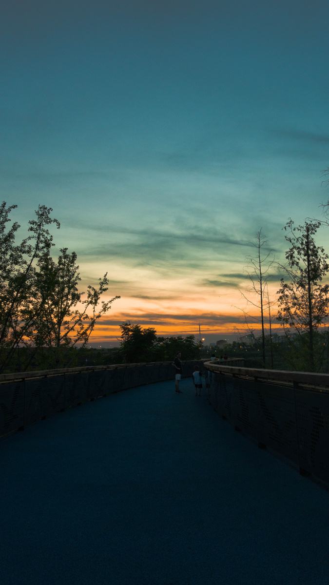 夏天的夜晚散步的人