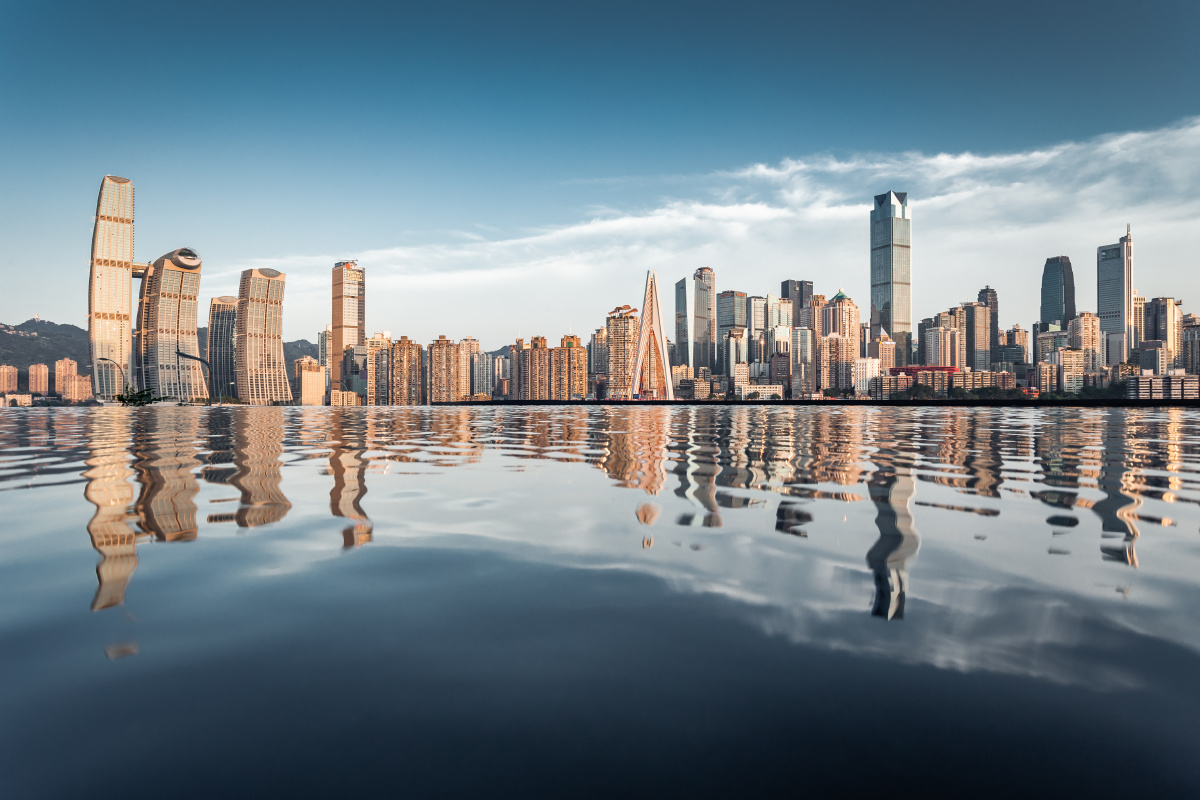 黄昏的重庆黄昏下的重庆大剧院倒影将山城水天一色重庆工商大学