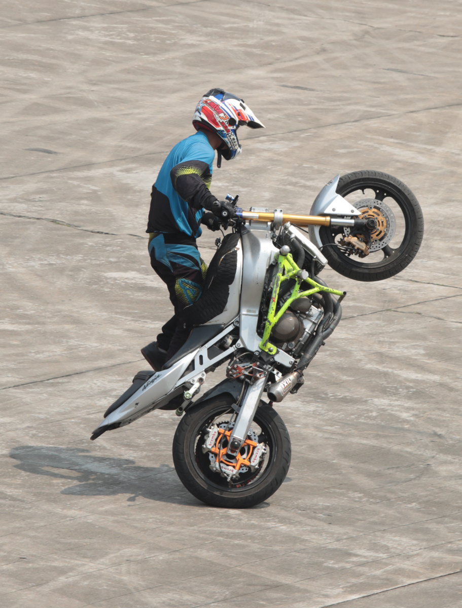 摩托车特技表演戚伟雄摄于2021年5月1日中央电视台南海影视城