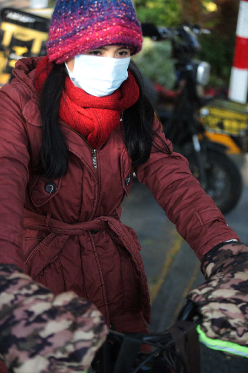 降温下市民出门穿上厚衣服