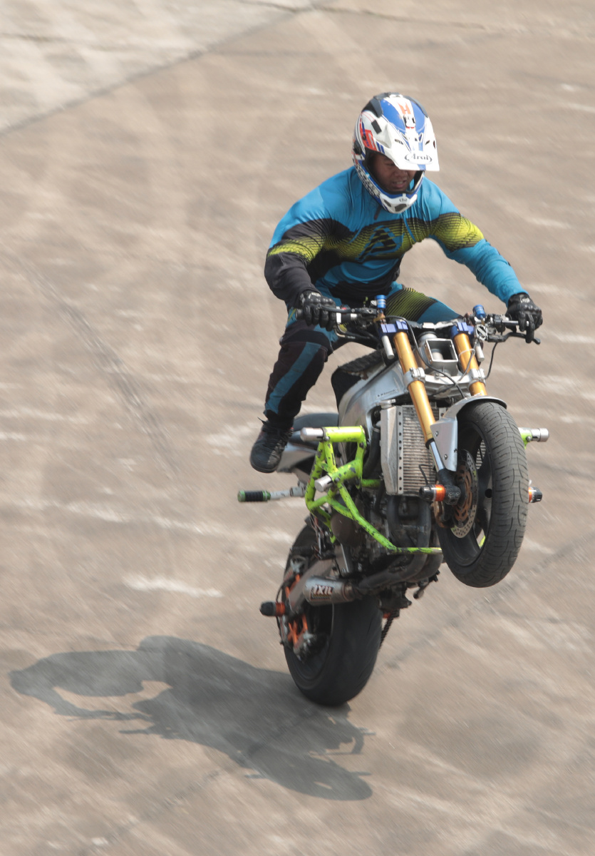 摩托车特技表演戚伟雄摄于2021年5月1日中央电视台南海影视城