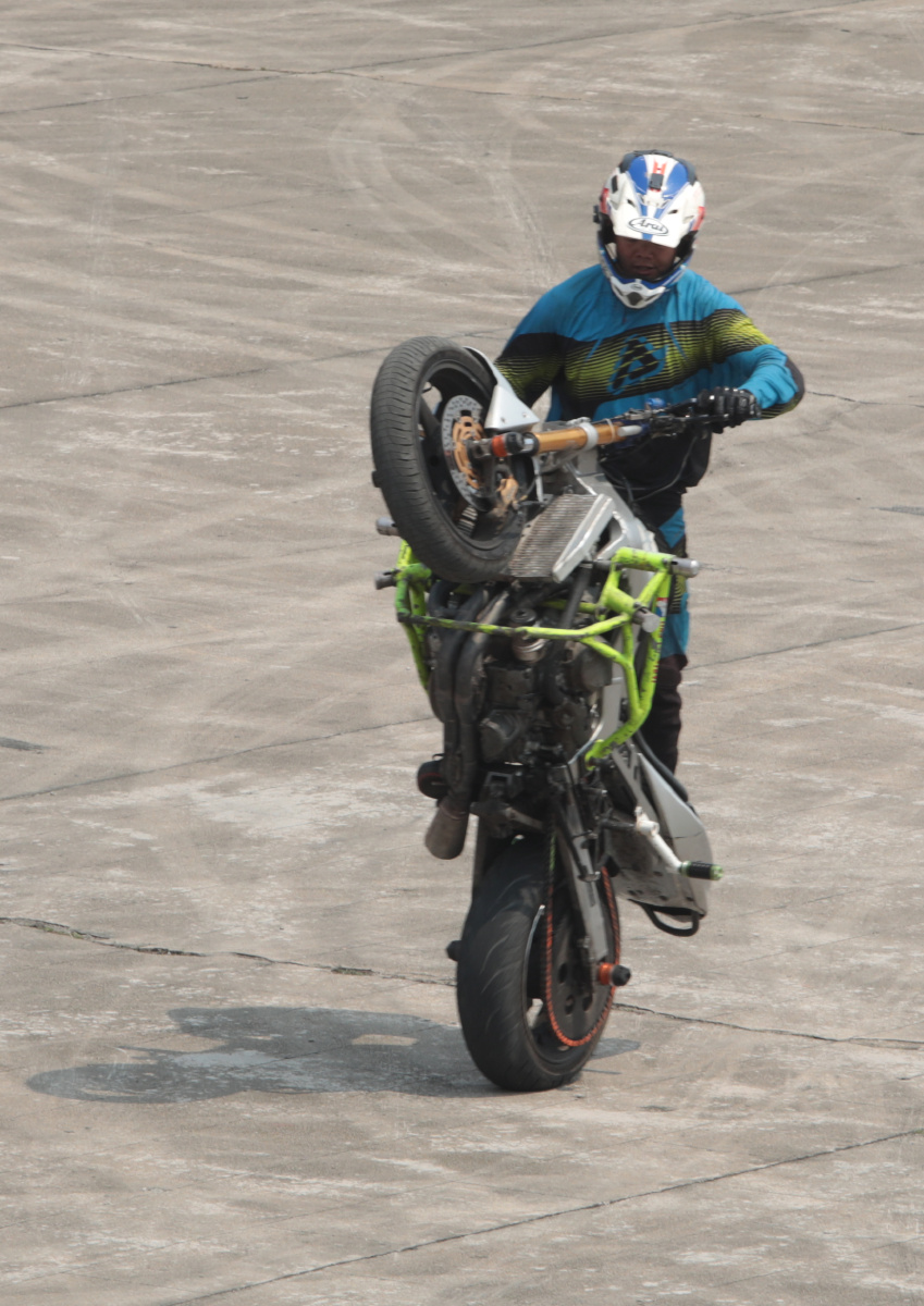 摩托车特技表演戚伟雄摄于2021年5月1日中央电视台南海影视城