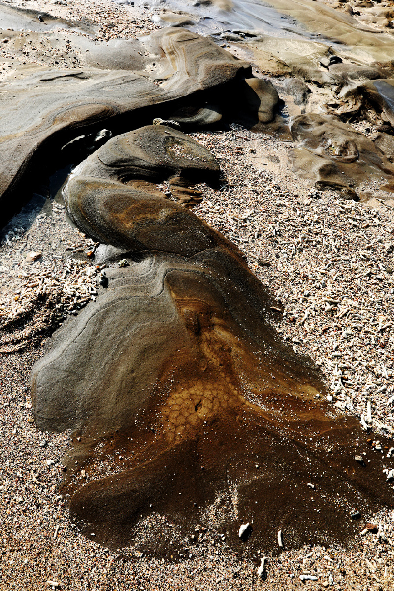海滩焦石采风戚伟雄摄于广西北海涠洲岛