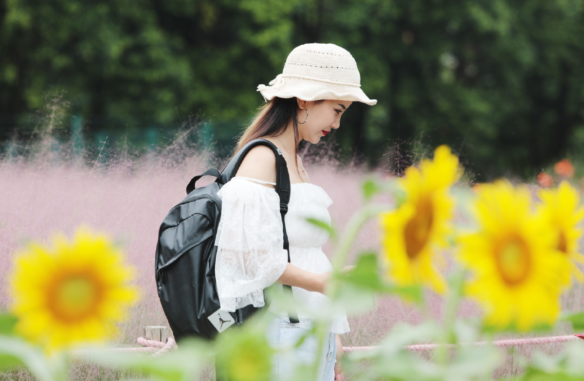 模特与葵花戚伟雄摄于广东佛山东平新城