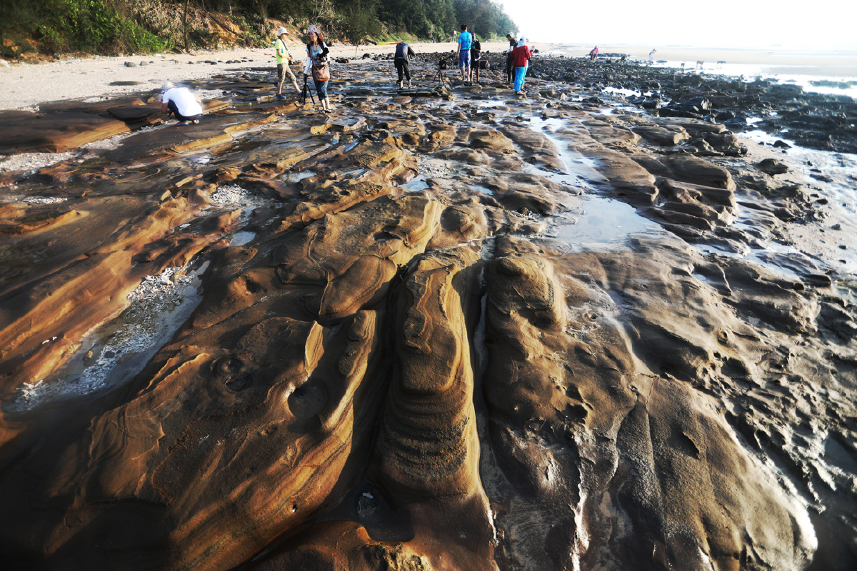 海滩焦石采风戚伟雄摄于广西北海涠洲岛
