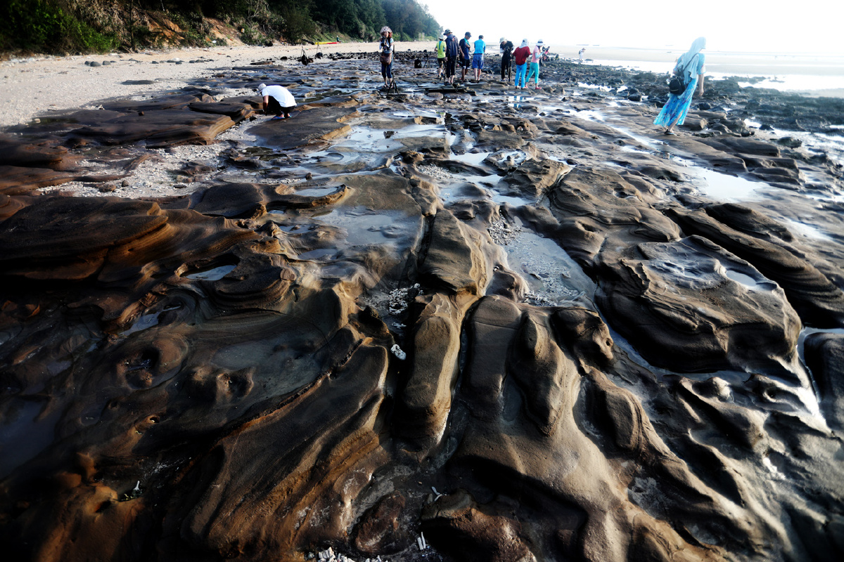 海滩焦石采风戚伟雄摄于广西北海涠洲岛