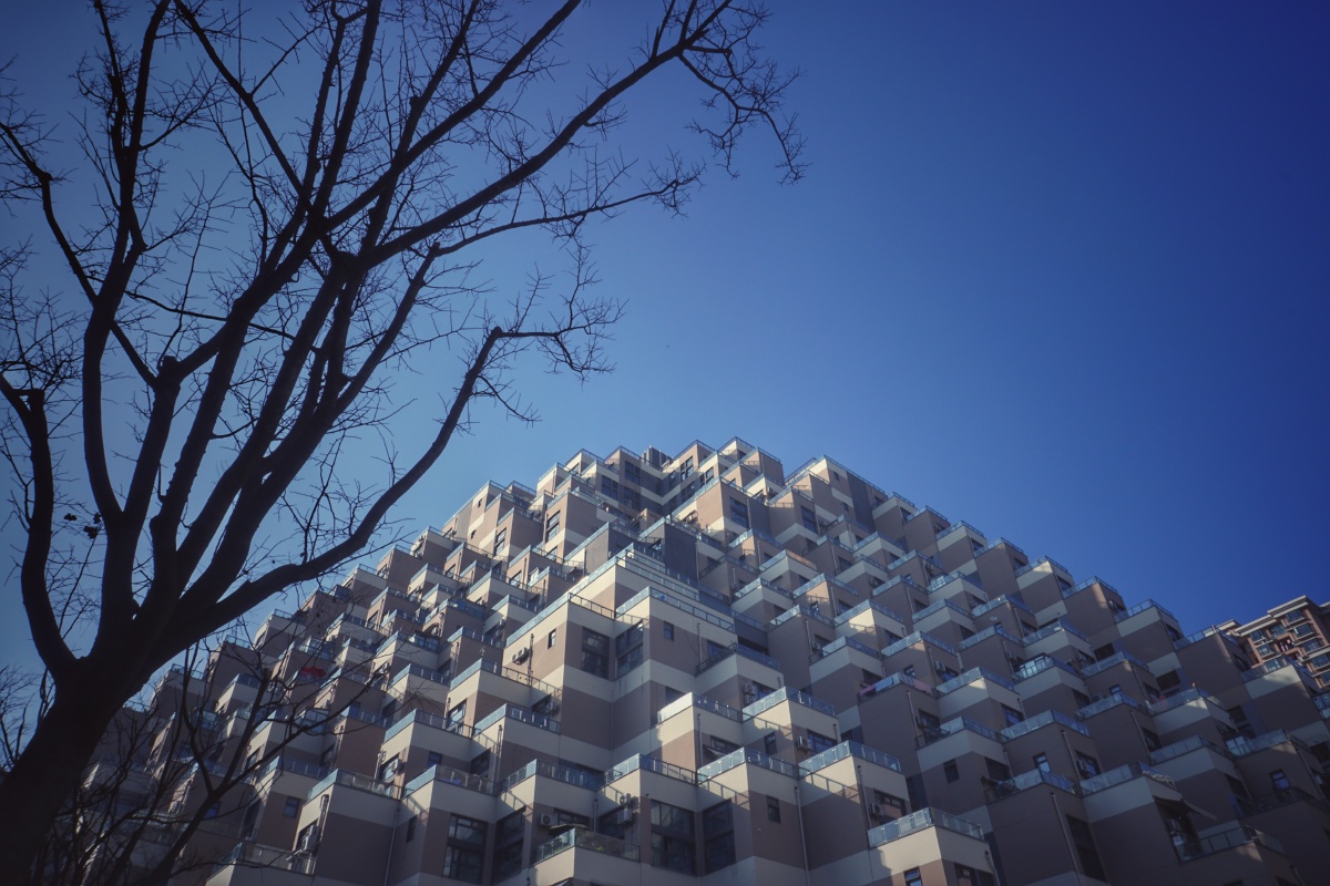 苏州昆山游站未来城不同角度下的金字塔建筑
