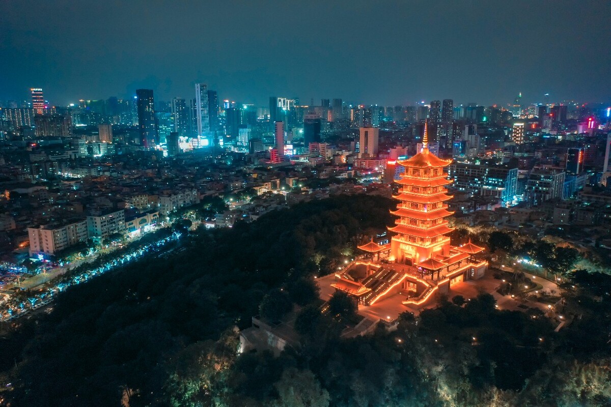 航拍分享南海雷岗魁星阁与城市夜景