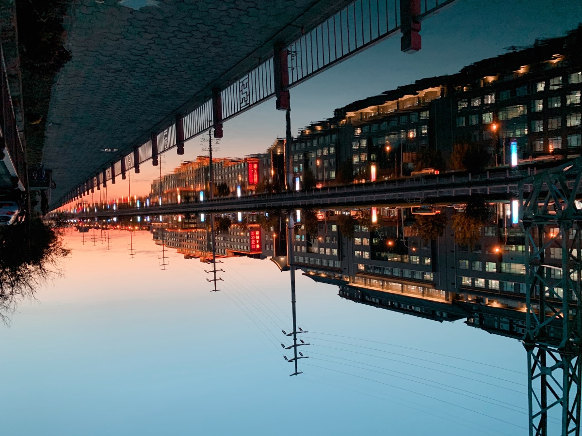 深秋华灯初上的通惠河畔