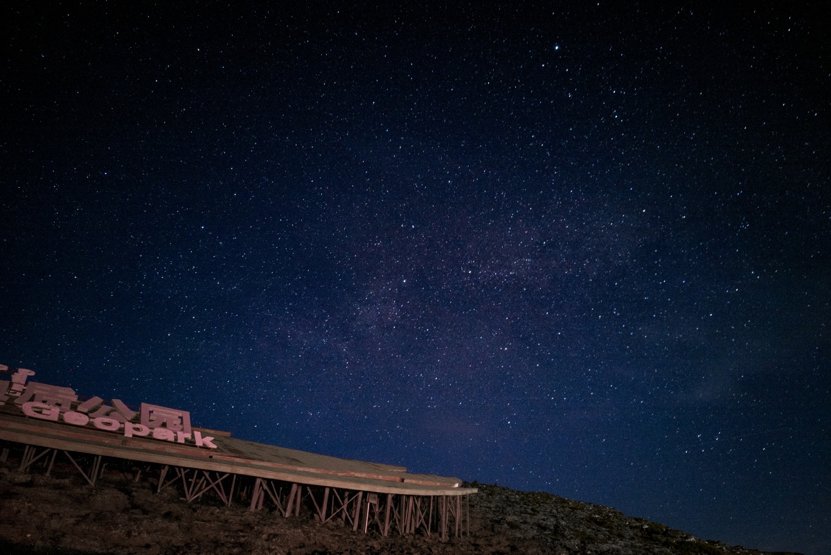 辉腾格勒大草原夜晚的星空