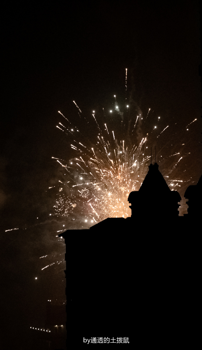 除夕大年三十,楼顶的烟花