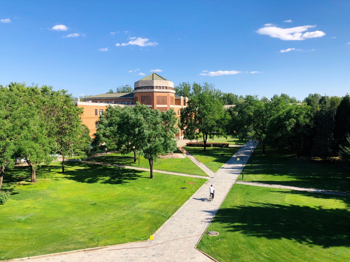 天气晴朗万物可爱清华大学理科楼视角