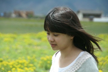 藏独花丛中