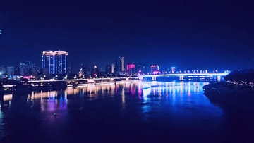 1075996
