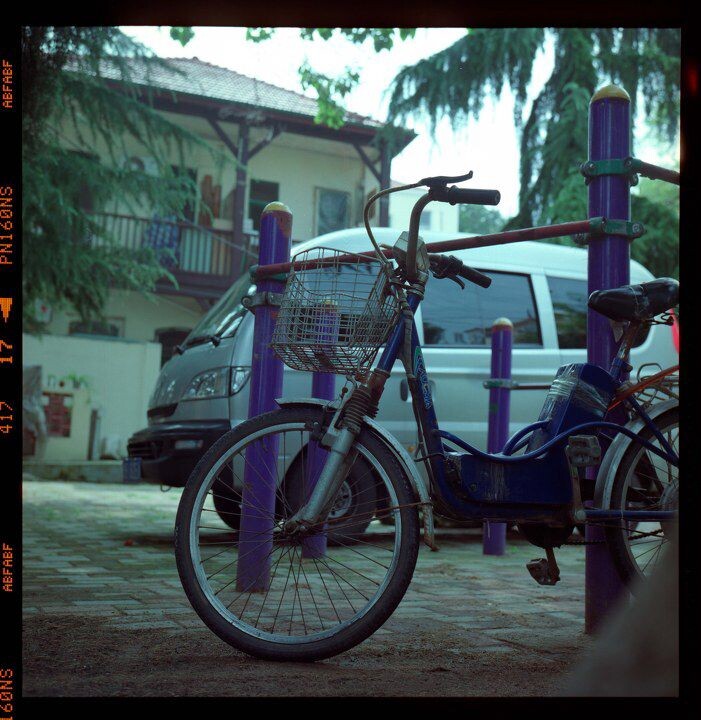 康有为故居旁<br />
Rolleiflex 3.5f  fuji PN160NS