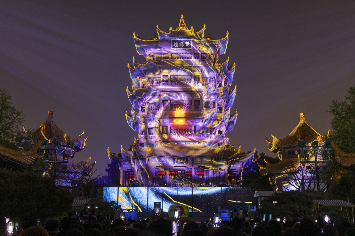 黄鹤楼夜游不同于传统夜游和演艺模式由国内专业团队顶尖技术采用光影