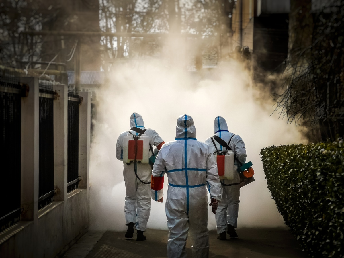 消杀作业坚定向前防疫人员来到社区进行消杀作业