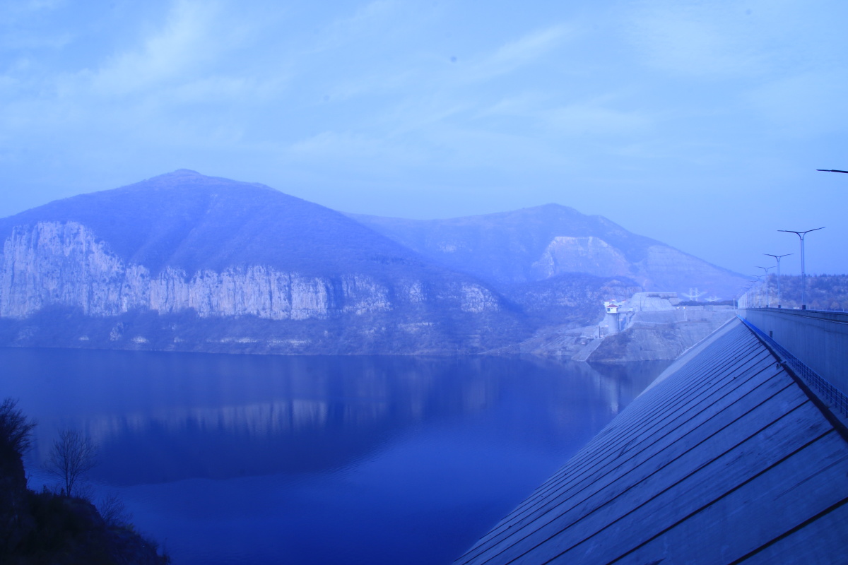 盘石头水库坝址位于河南省鹤壁市西南约15km的卫河支流淇河中游盘石头