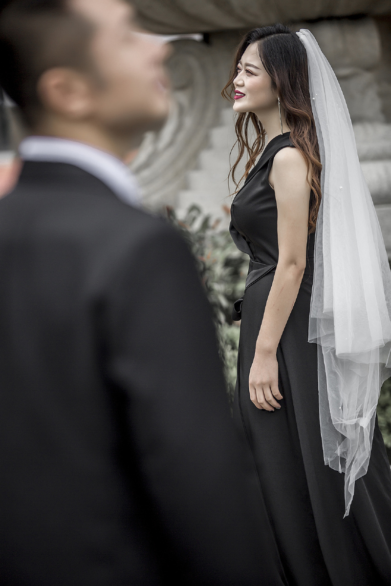街拍婚纱照拍摄黑色礼服
