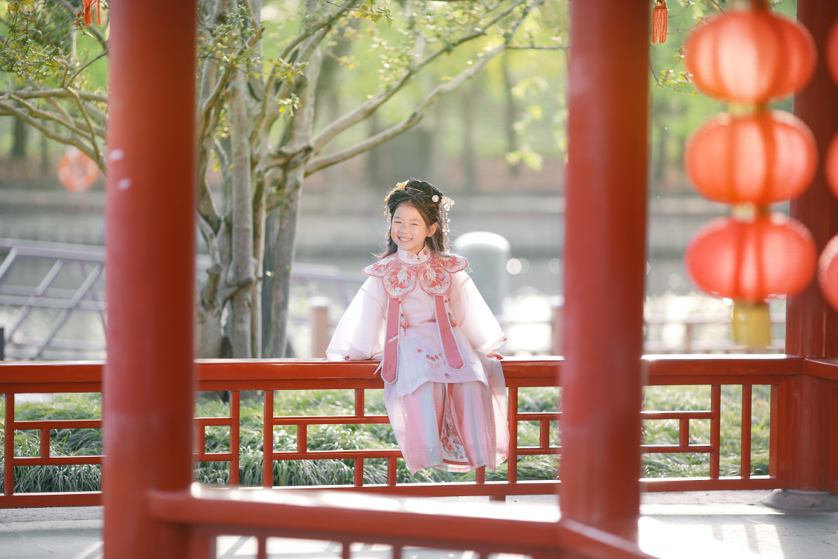 袨服华妆着处逢六街灯火闹儿童出镜格格格格妈妈摄影