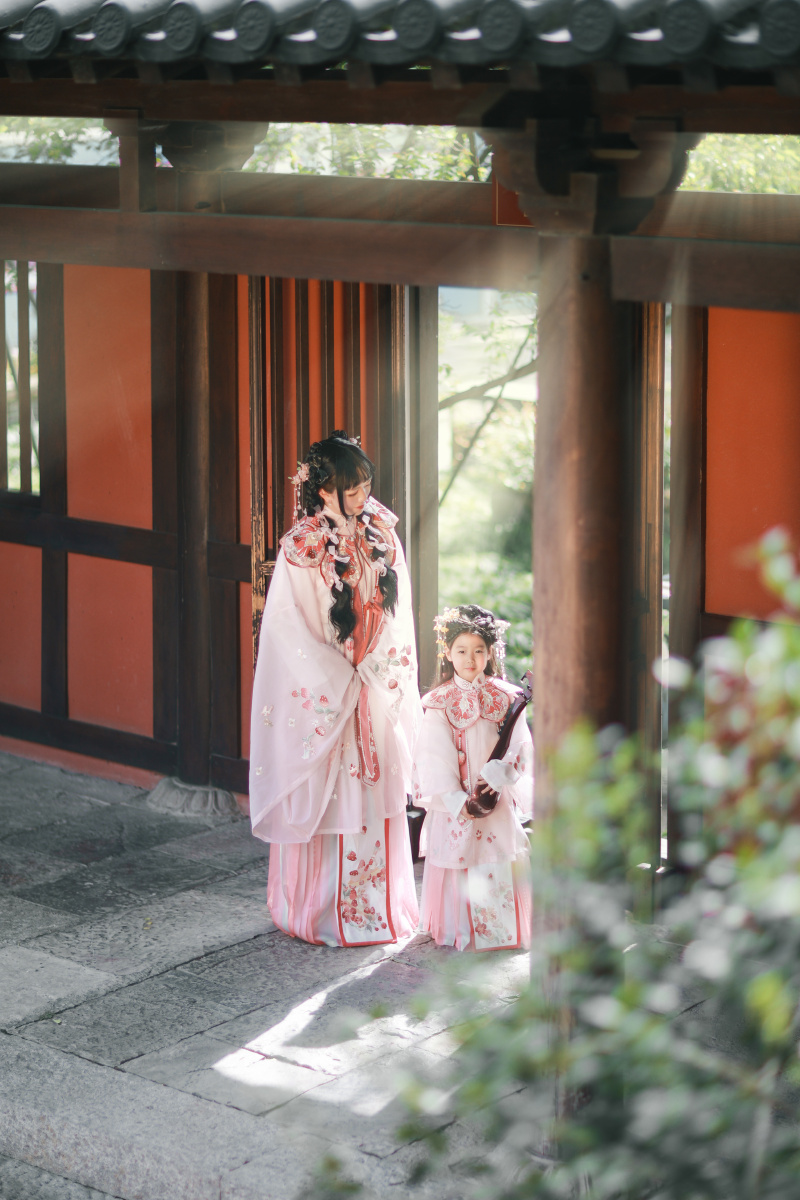 袨服华妆着处逢六街灯火闹儿童出镜格格格格妈妈摄影