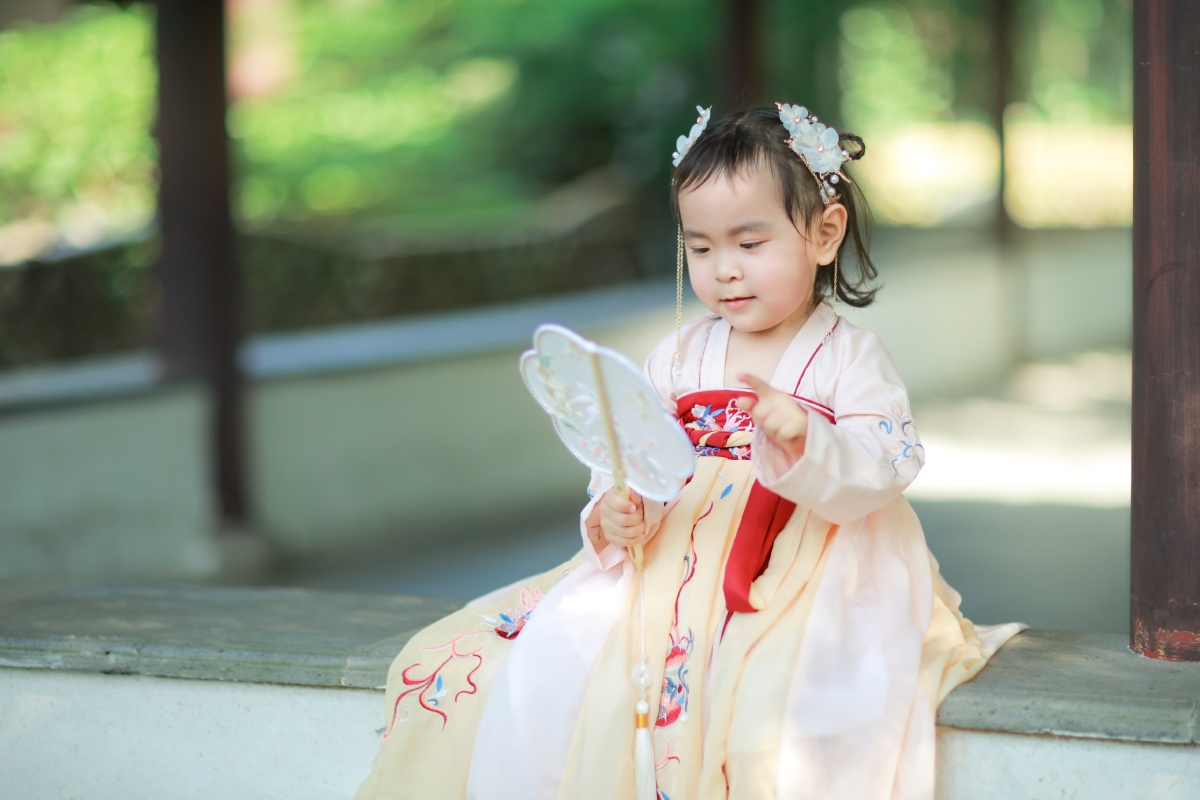 上海约拍写真古风汉服好萌娃古猗园吾家有娇女皎皎颇白皙小字为纨素