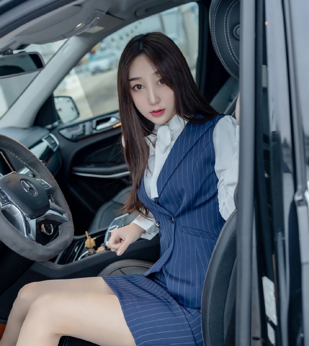 新品发布好车配名模赞