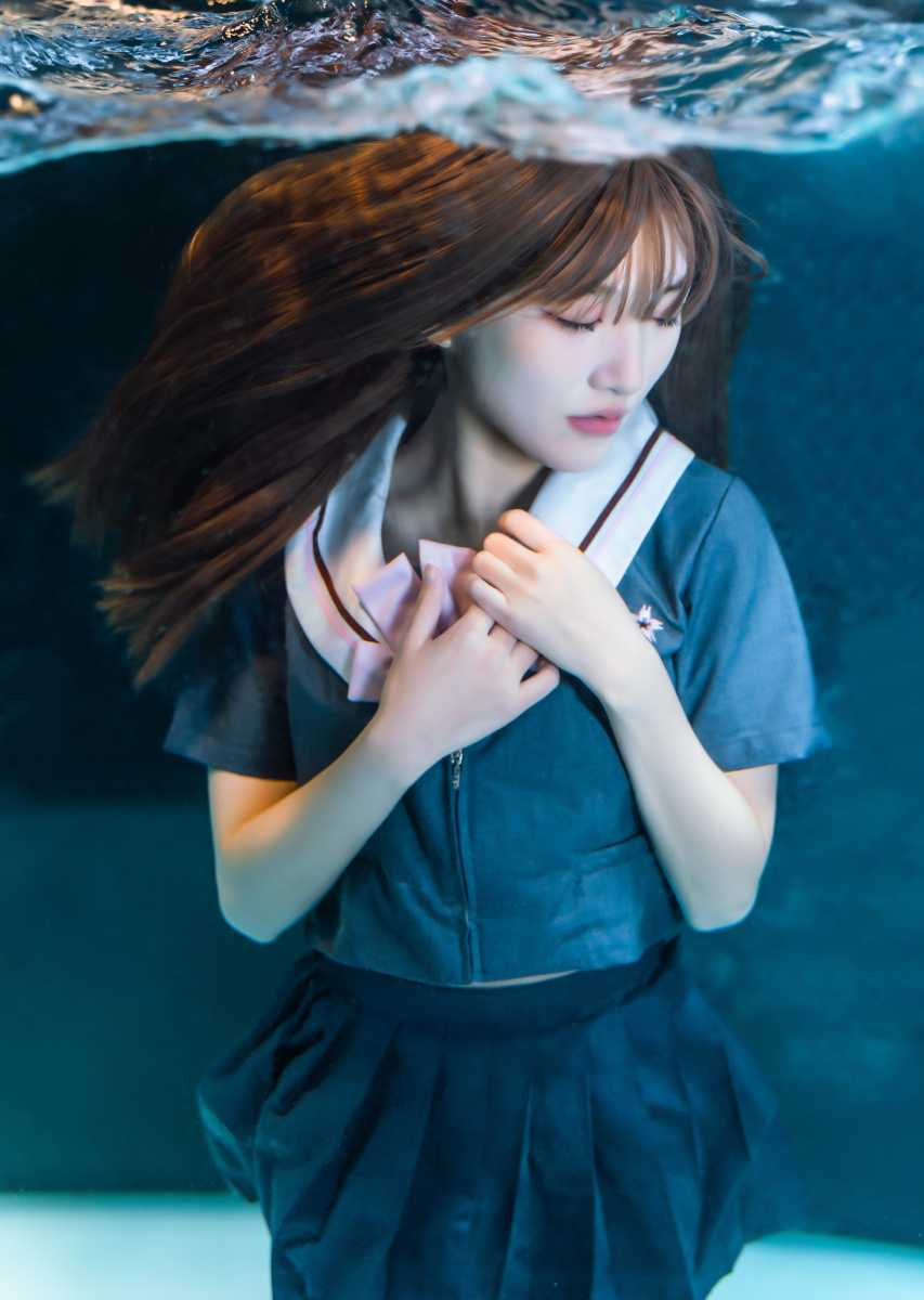 蓝色孤独水下jk摄影