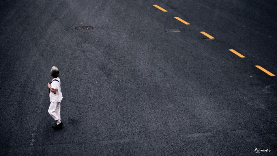 请勿乱穿马路<br />
