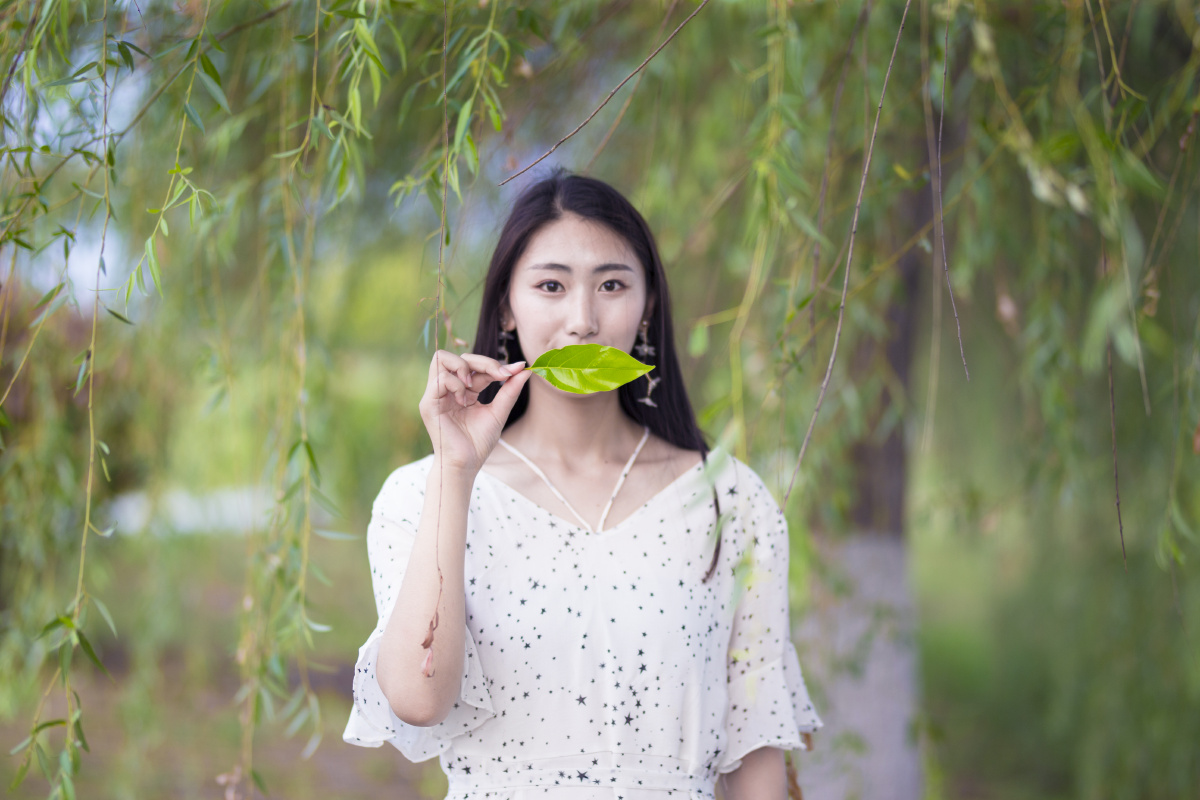 一个爱踢足球的漂亮女孩