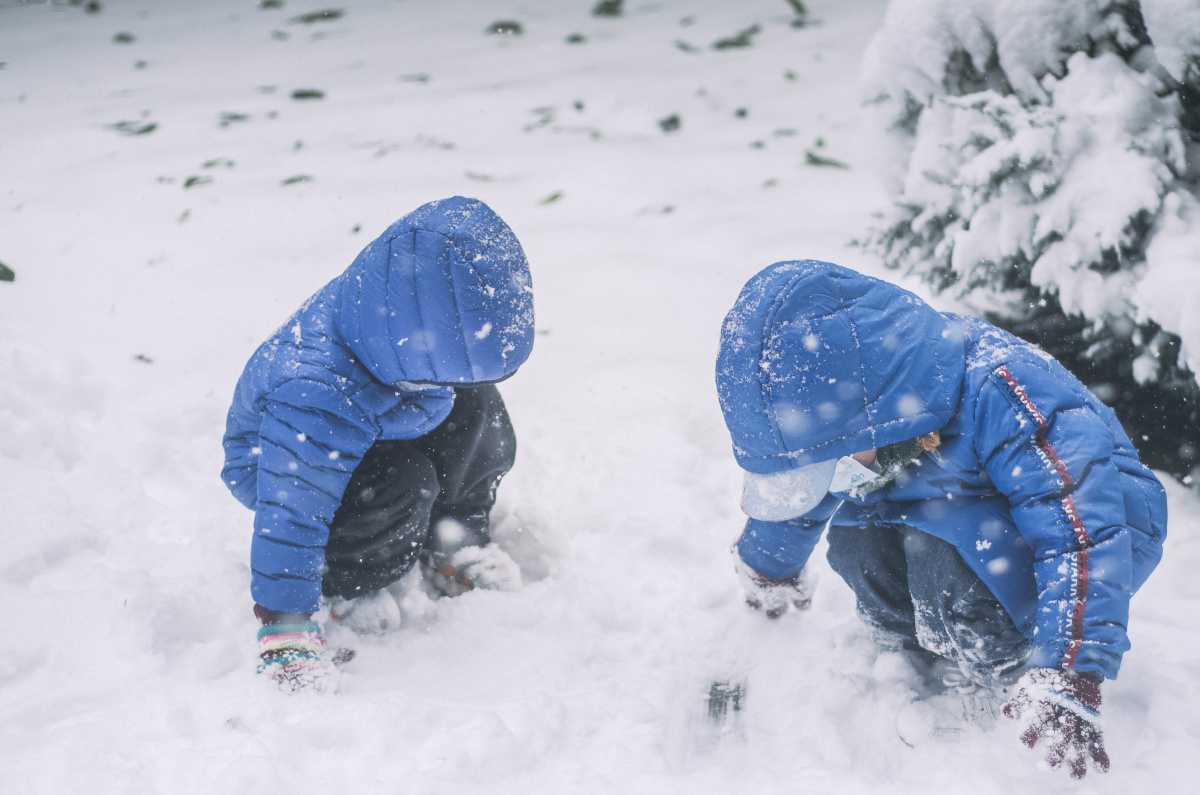 雪中玩耍的小朋友冷是什么东西摄影师瑟瑟发抖中