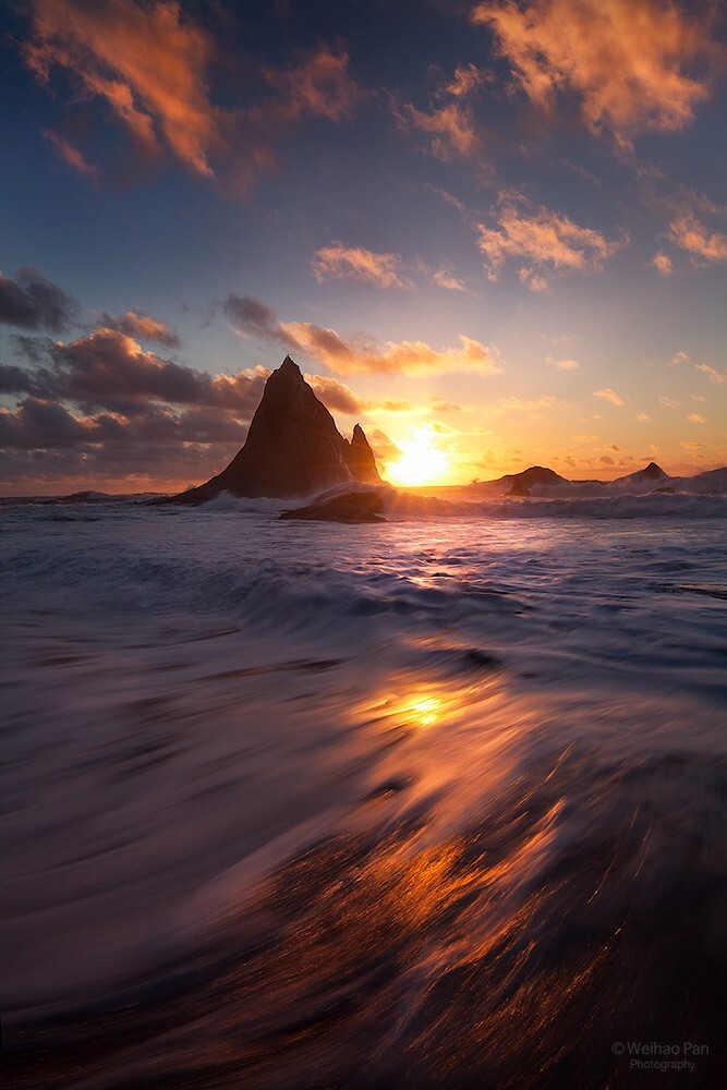 加州中部海边一座我很喜欢的sea stack,对于这sea stack我还有其他拍摄想法,不过还在等待适当的时机。这一张算是test shot吧,海浪冲刷着这太阳的倒影,另外还有两只鸟停站在礁石的两个尖尖上,想着还是挺有趣的就分享出来给大家。另外祝大家感恩节快乐