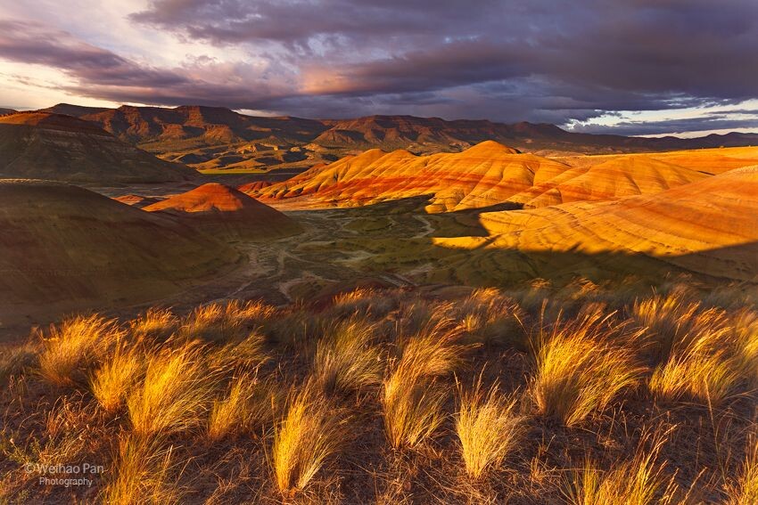 俄勒冈州著名的painted hills。一个挺热门的景点,丘陵上的红色色彩是由于土壤里面含有的铁矿石氧化而形成。这天下午站了几个摄影师不过都因为后来的阴天小雨而相继离去,而我则在忙着在车上煮晚饭吃,边吃边等待是否有独特的光线瞬间。在正吃着晚餐的时候,突然云开始散开,最后一束阳光透过云层照射过来,周围没有一个人,我赶紧从车上冲上一个斜坡拍下这张照片,整个光线只维持了几分钟。