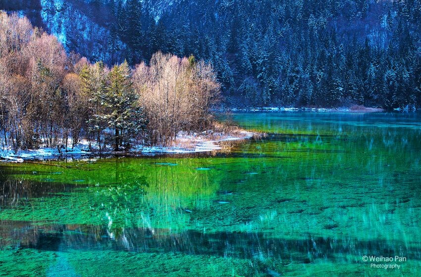 The Light of Five-colored-Lake<br />
秋天的确是去九寨沟的好时机，但对于我而言冬天的九寨沟也具有其独特魅力。在今年冬天花了几乎一个星期在九寨沟里面闯荡，终于拍到一些我个人很喜欢的图片，这是其中一张。