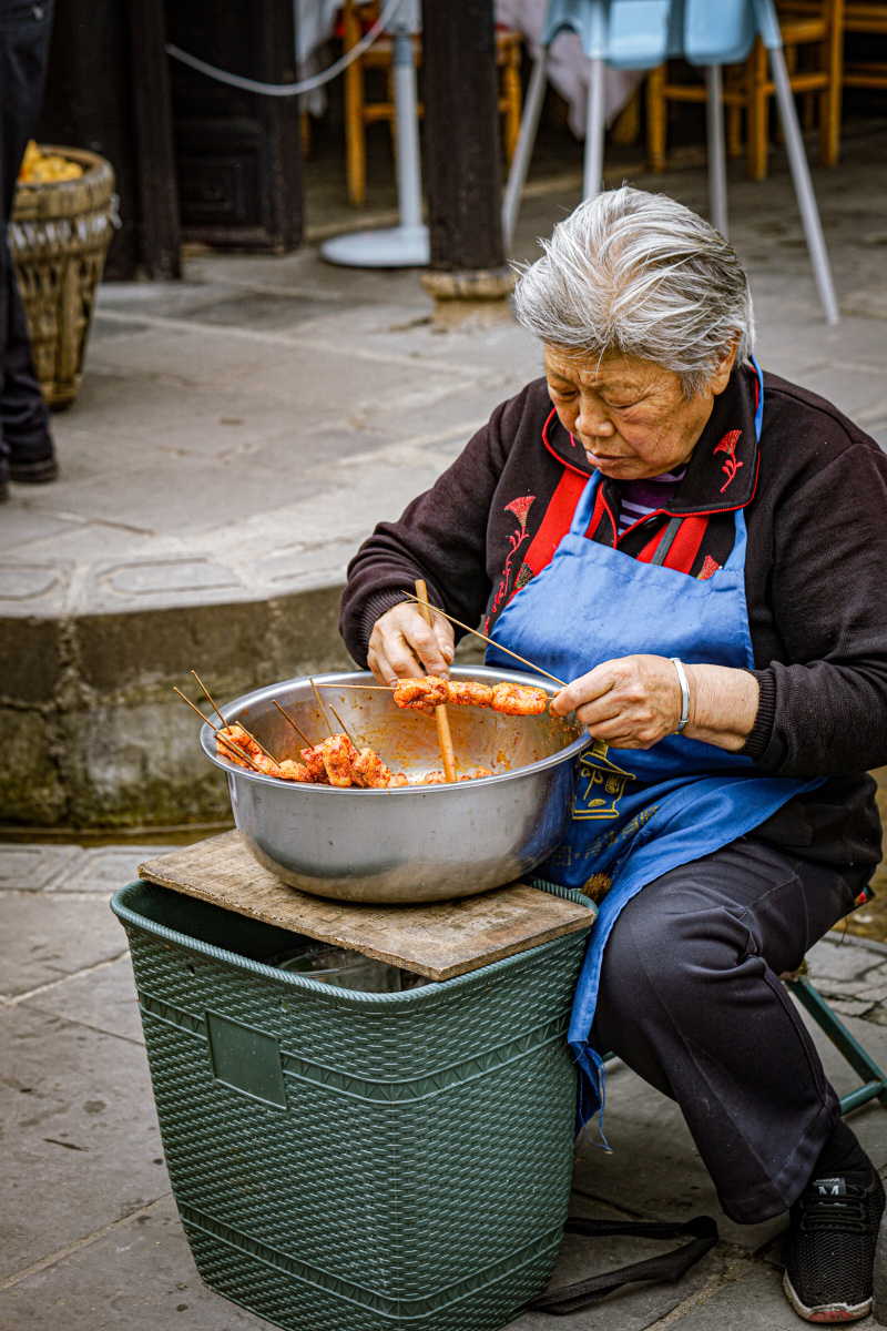 古镇卖小吃的奶奶