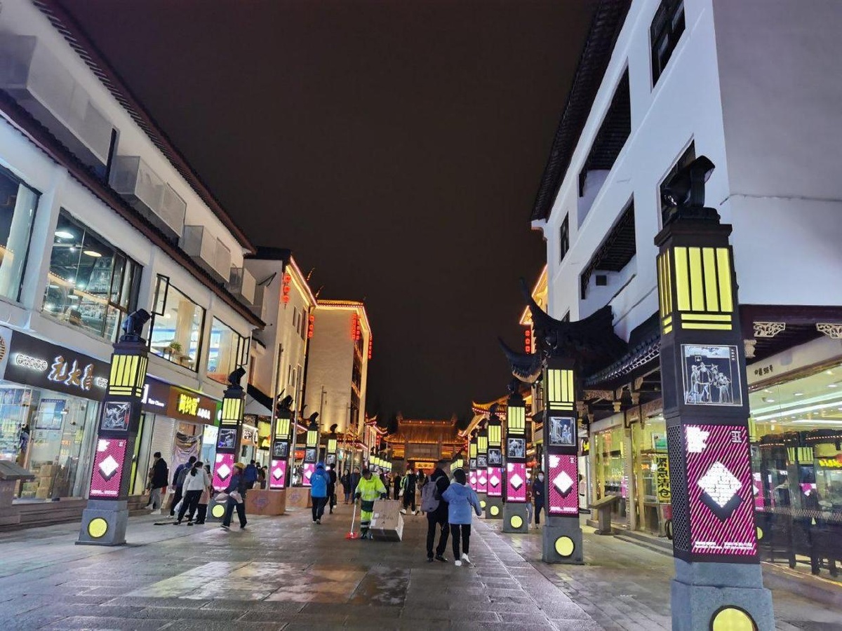 逛姑苏区服装店：文化的碰撞与交融