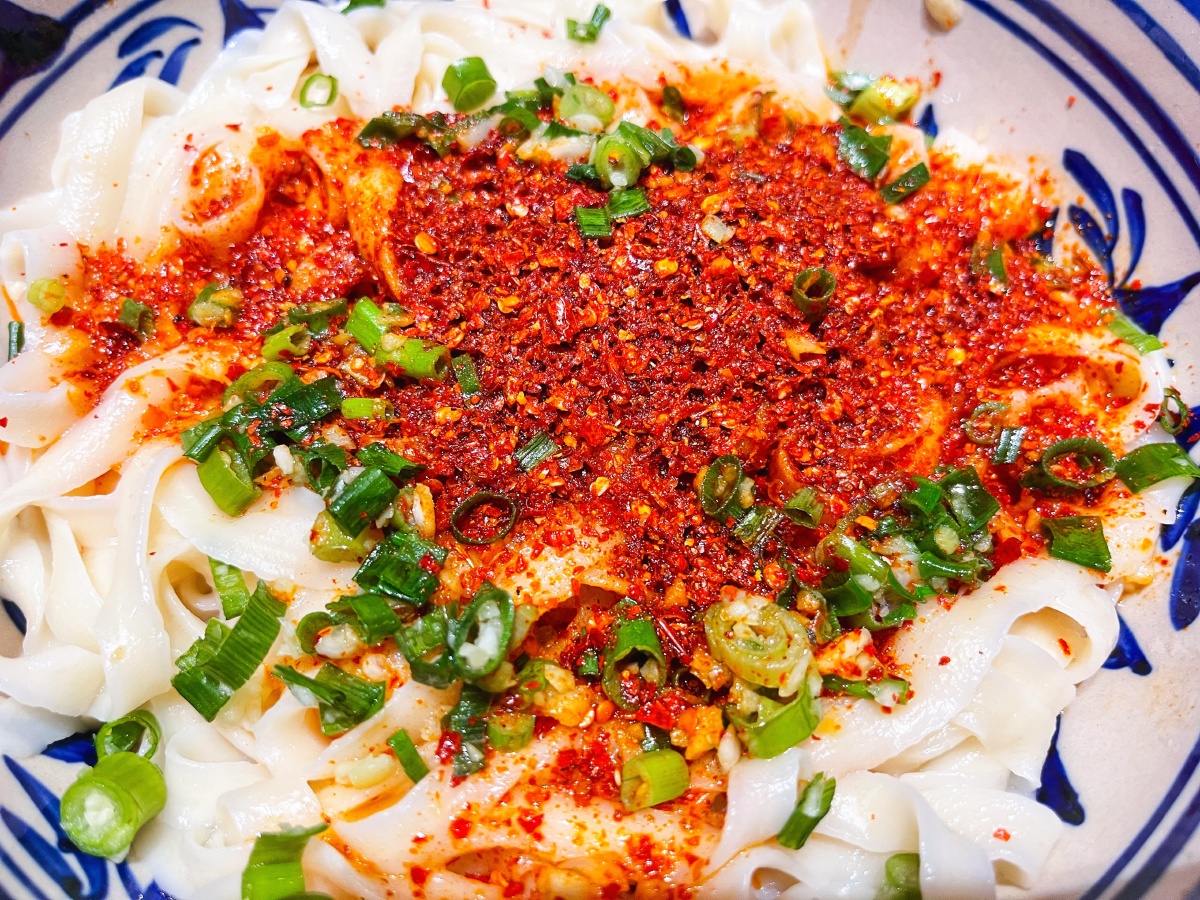 公司楼下的山西风味面馆油泼面一绝遇上人少的时候上菜很快刚端上来的