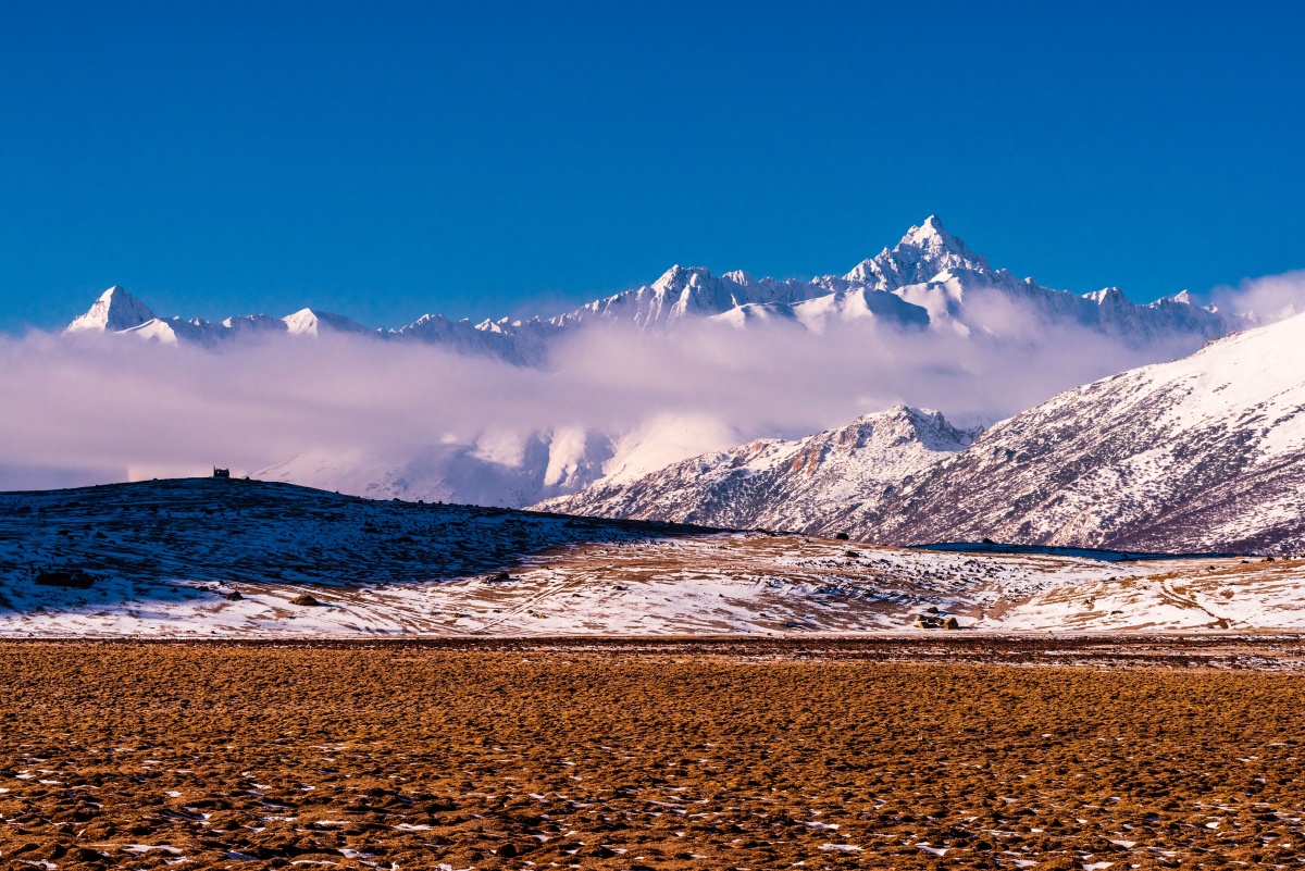 无名雪山拍摄于川藏线318国道八宿至然乌路段