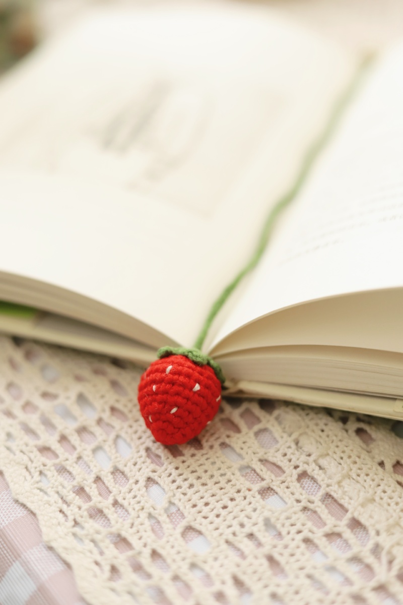 钩针草莓书签
