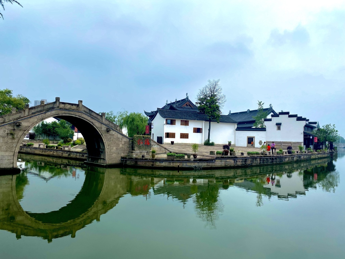 绍兴古镇的青瓦白墙与小桥流水