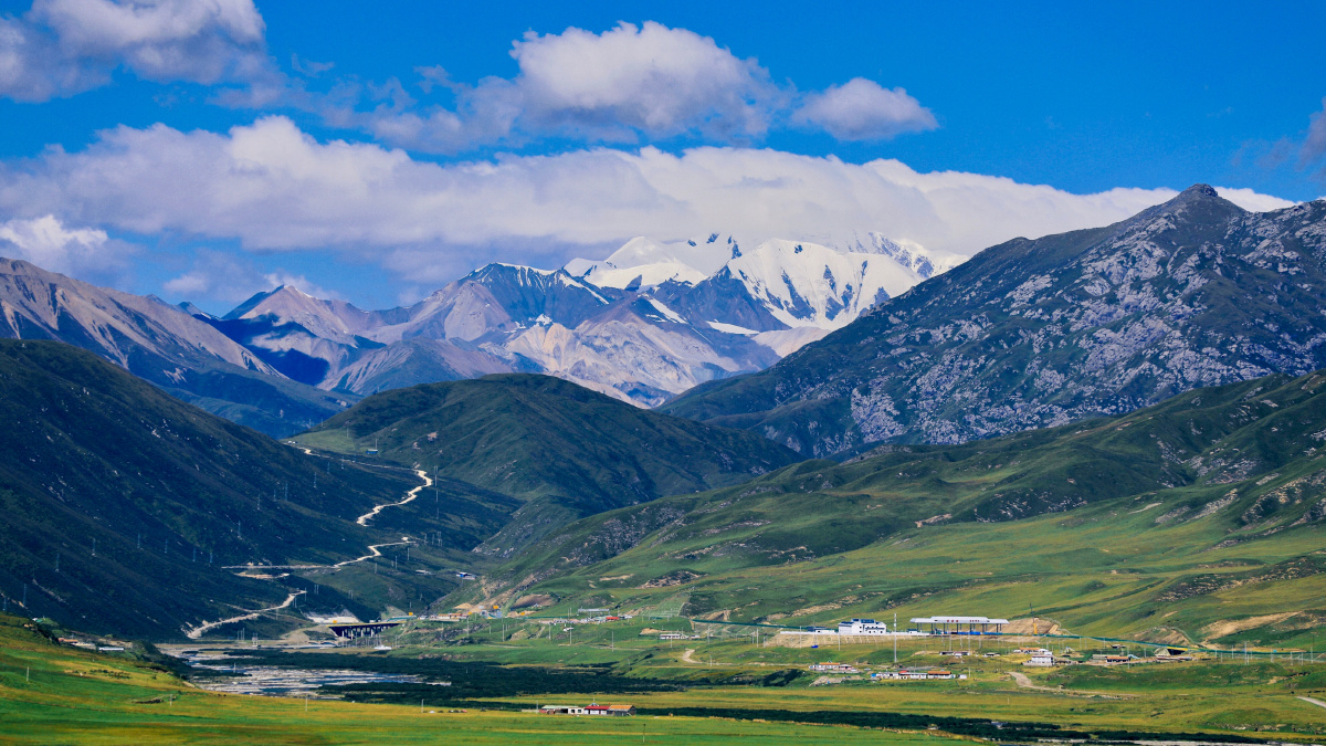 阿尼玛卿山藏语意为祖父大玛神之山