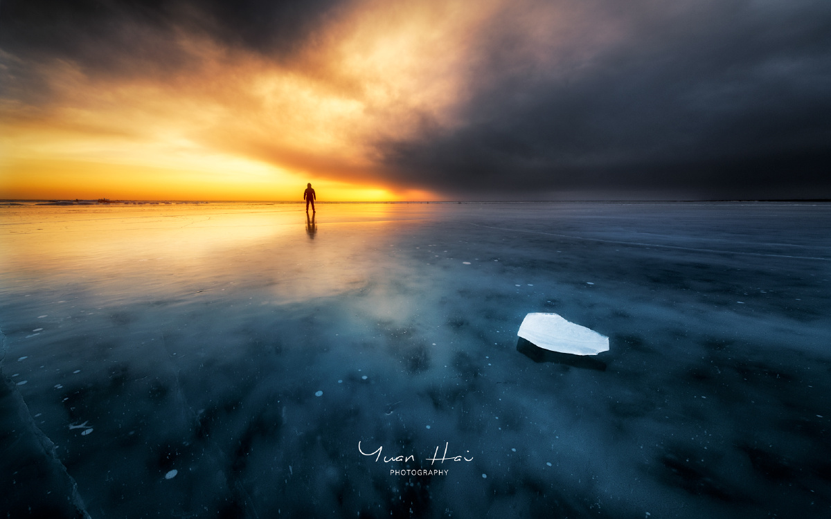 着最后一抹暮光心中掠过冰凉的微风仿佛与这寒冰融为一体黄昏如此肃静