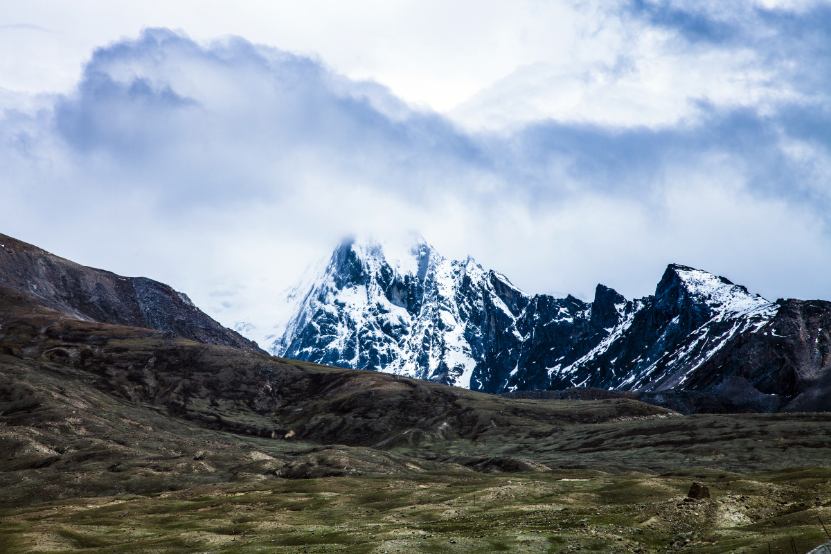 西藏自治区亚东县境内的一处雪山