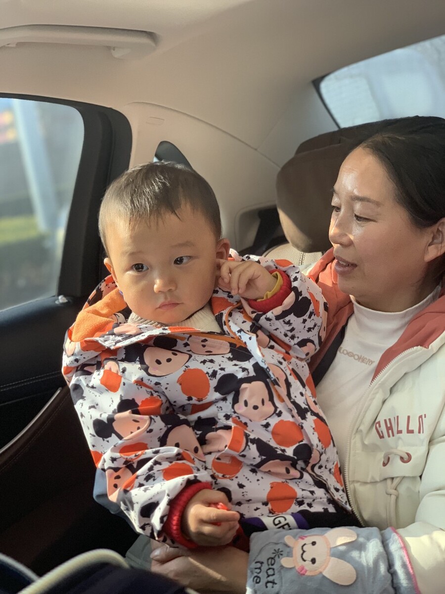 国内坐飞机带婴儿必须是父母吗