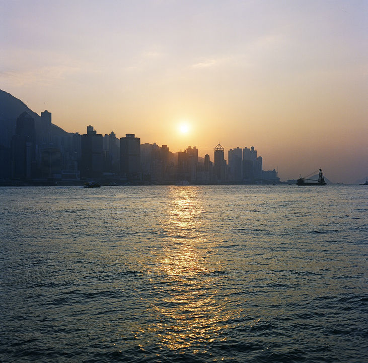 香港的海 br /> 这里如此的拥挤,却又是开阔的港口;<br /&amp