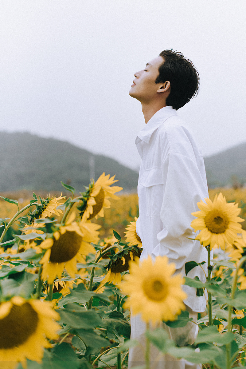 男生写真男孩与向日葵