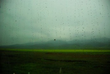 窗外的雨季